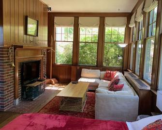 Secluded Oceanfront Home, with private beach and pier - Deer Isle - Sala de estar