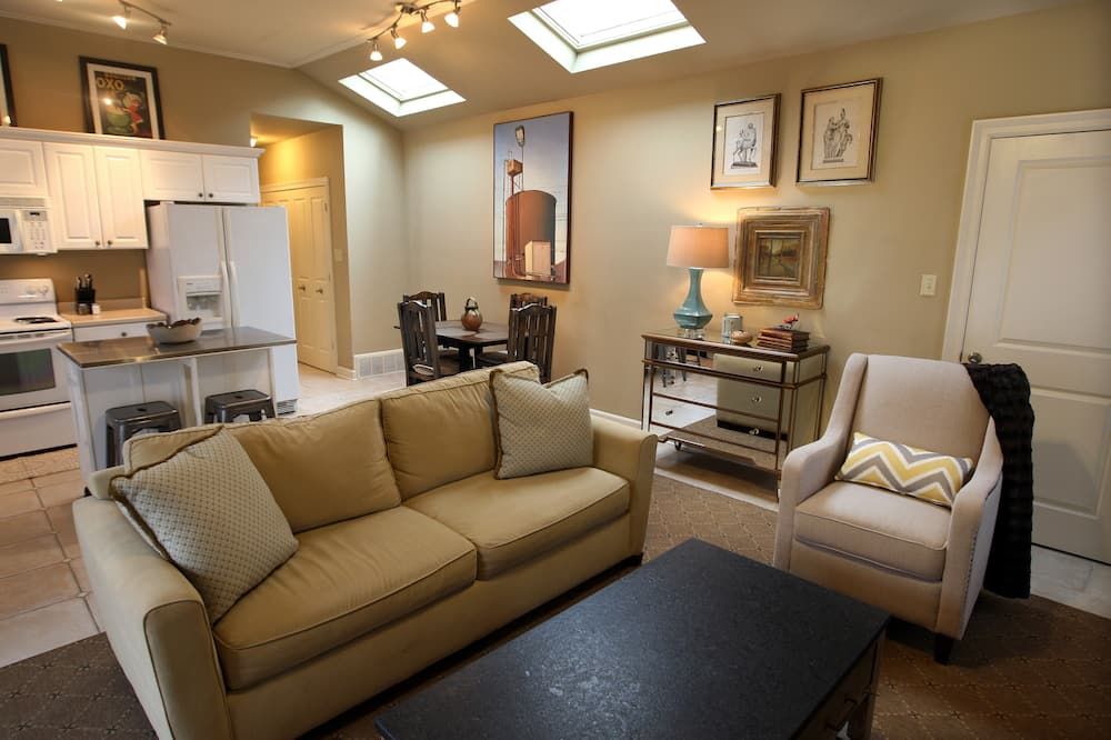 Central Blue Doornewly Renovated Historic Midtown Cottage - ממפיס - סלון