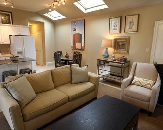 Central Blue Doornewly Renovated Historic Midtown Cottage - Memphis - Living room