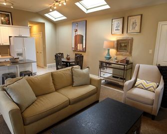 Central Blue Doornewly Renovated Historic Midtown Cottage - ממפיס - סלון