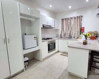 The Ideal Bed & Breakfast - Nadi - Kitchen