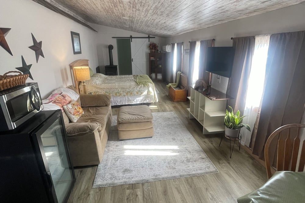 Cozy cottage right off I-44 with horse stable & Rv sites available. Near college - Rolla - Спальня