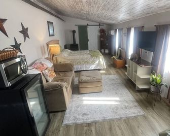 Cozy cottage right off I-44 with horse stable & Rv sites available. Near college - Rolla - Спальня