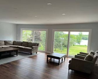 Tranquil Lakefront Cottage - Napanee - Wohnzimmer