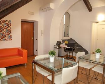 Caesar Napoli - Naples - Living room