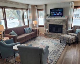 New! My Roam'n Empire - Super Cute with Water Toys and Great Location! Walk to Downtown and Beach! - Empire - Living room