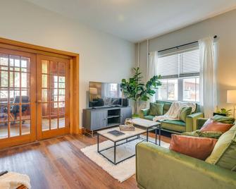 Cozy Pennsylvania Retreat Near Hiking and Golfing! - Bedford - Living room