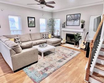 Enjoy a spacious private residence loaded with amenities. Minutes to everything! - Nashville - Huiskamer