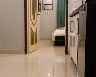 Modern lavish apartment next to beach - Karachi - Bedroom
