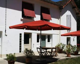 Gîte de France Le carnyx 3 épis - Gîte de France 6 personnes MAE-9974 - Naves - Patio