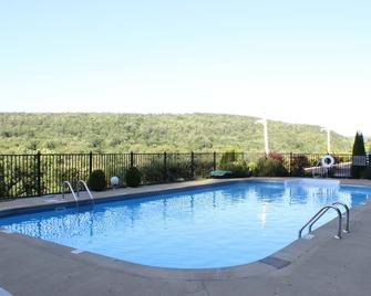 Berkshire Travel Lodge - Canaan - Piscina