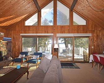 Crystal Lake Waterfront Cottage with Private Dock, Yard, & Hot Tub - Beulah - Sala de estar
