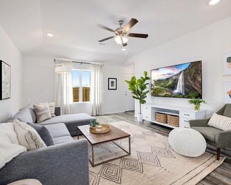 Fay Getaway - 2 miles from DT Fayetteville - Fayetteville - Living room