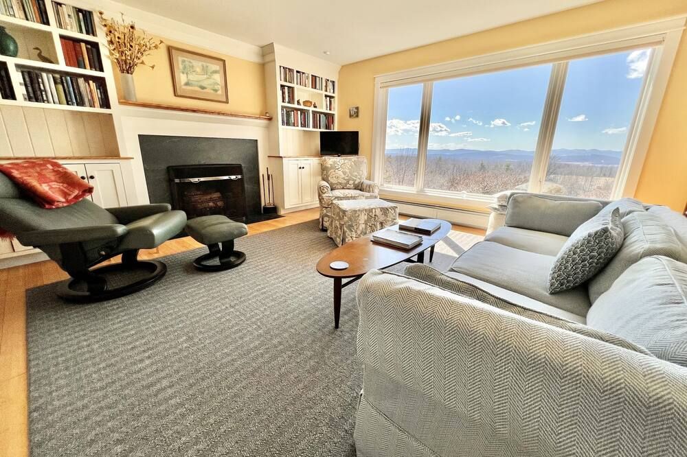 Mountain-view House ~ Mins To Middlebury, Flex Cancellation Policy - Middlebury - Living room