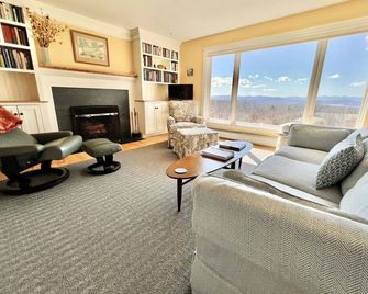 Mountain-view House ~ Mins To Middlebury, Flex Cancellation Policy - Middlebury - Obývací pokoj