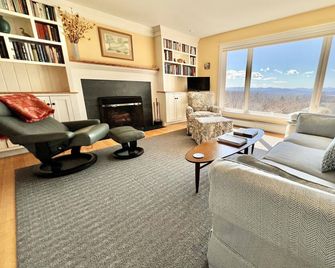 Mountain-view House ~ Mins To Middlebury, Flex Cancellation Policy - Middlebury - Living room