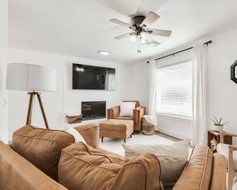 Cozy home in heart of Edmond - Edmond - Sala de estar
