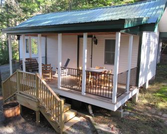 Private Cottage in Quiet Woods near Acadia National Park & Bar Harbor - Bar Harbor - Patio