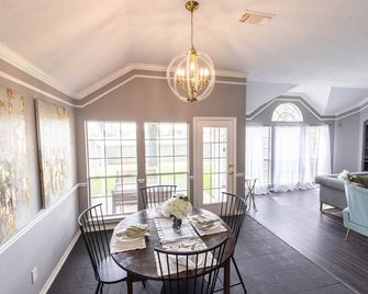 Top-Rated Pet-Friendly Stay in a Gated Community - Cypress - Dining room
