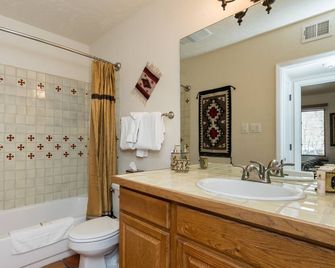 1-BD Condo near Plaza at Fort Marcy Hotel Suites by All Seasons Resort Lodging - Santa Fe - Salle de bain