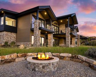 Reflection by AvantStay Sleeps 18 Lake Views Hot Tub Game Room - Kamas - Building