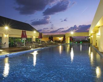 ميربيرل كريستال بالاس هوتل - هوتشي مين سيتي - حوض السباحة