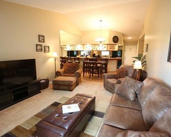 Pointe Royale Golf Resort - Branson - Living room