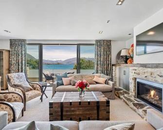 Pembroke Luxury Apartment - Wanaka - Living room