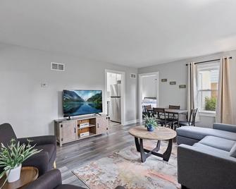 Hinsdale Haven, Pet Friendly! - Hinsdale