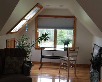 Beautiful Private Home, Close to Beaches, Pet Friendly. - Kennebunkport - Living room
