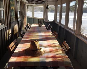 Spacious 6-bedroom waterfront home with WiFi, in beautiful Gray. - Gray - Dining room
