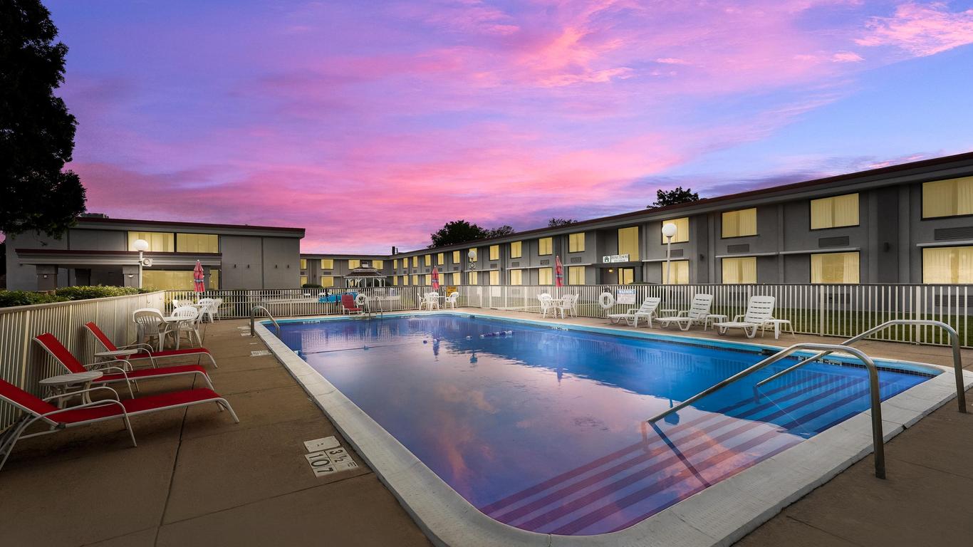 هوم تاون ستوديوز باي رد روف باينتيد بوست