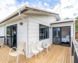 Comfy Raglan Base - Walk to Beach and Village - Roberts St - Family Home Upstairs - Raglan