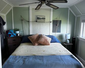 Oceanfront cabin with private beach and hot tub - Lamoine - Bedroom