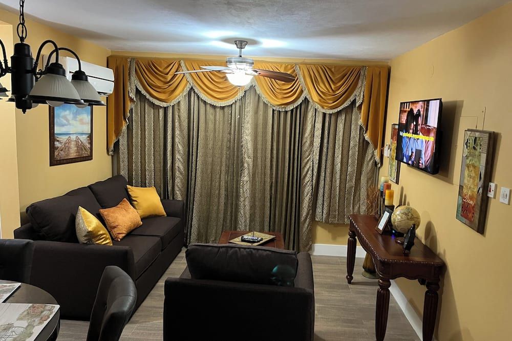 Castle by the Shore - Ocho Rios - Living room
