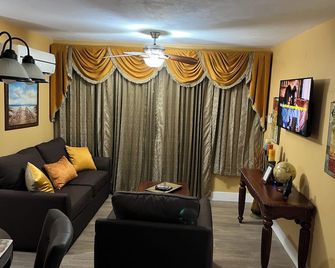 Castle by the Shore - Ocho Rios - Living room