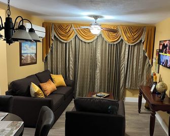 Castle by the Shore - Ocho Rios - Living room