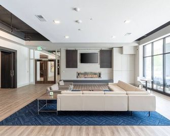 East Side Luxury 1BR Apt - Near Brady St with Balcony and Lounge - Milwaukee