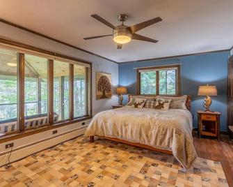 Waterfront w/ Kayaks, Paddleboards and a Hot Tub - Tupper Lake - Habitación