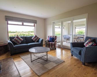 North Coast Golf or Family getaway to this peaceful, cosy countryside location. - Ballymoney - Living room