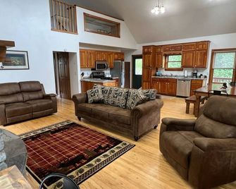 Charming Getaway Nestled in the Heart of the North Woods! - Webster - Living room