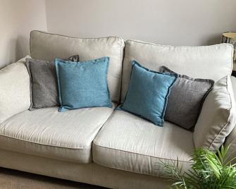 A spacious, well equipped private annexe with garden and parking in Shaftesbury. - Shaftesbury - Huiskamer