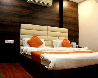 OYO Hotel Platinum Inn - Prayagraj - Bedroom