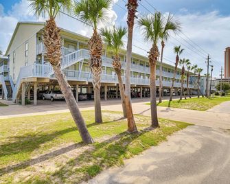 Gulf Shores Condo with Pool Walk to Beaches! - Gulf Shores - Building