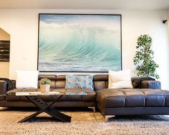 Newport Beach's Finest (1 blocks from sand)! - Biển Newport - Phòng khách