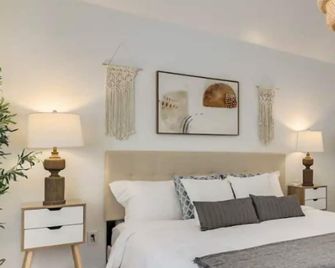 Elite 4br 2ba Holiday Home With Hot Tub, Pool, And Bbq - Haltom City - Bedroom