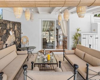 House with heated swimming pool, solarium, large garden, high-speed WIFI access. - Lajares - Wohnzimmer