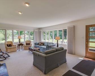 Spacious Home on Angela, Next to Notre Dame Golf Course - South Bend - Living room