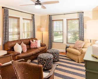 Closest To Downtown! Pet Friendly - Gainesville - Вітальня