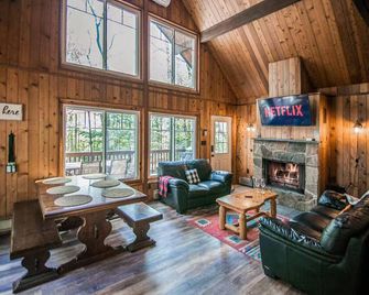 Cozy Poconos Getaway with Firepit, Beach & Lake Access. Minutes to the beach - Lake Ariel - Living room